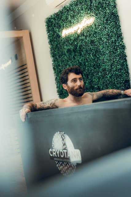 Séance de bain froid pour récupération sportive